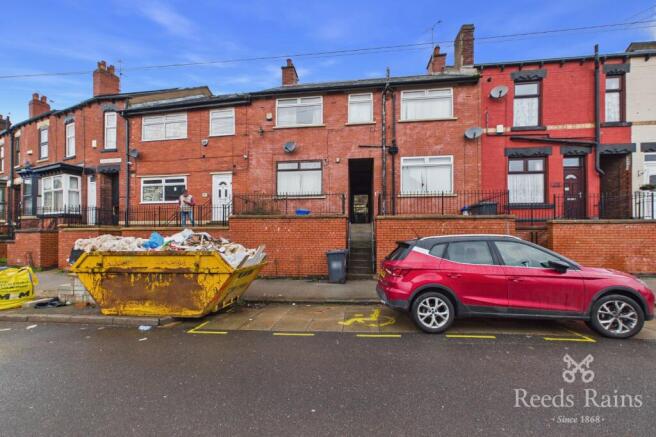 2 bed property, in Malton Street, £75,000