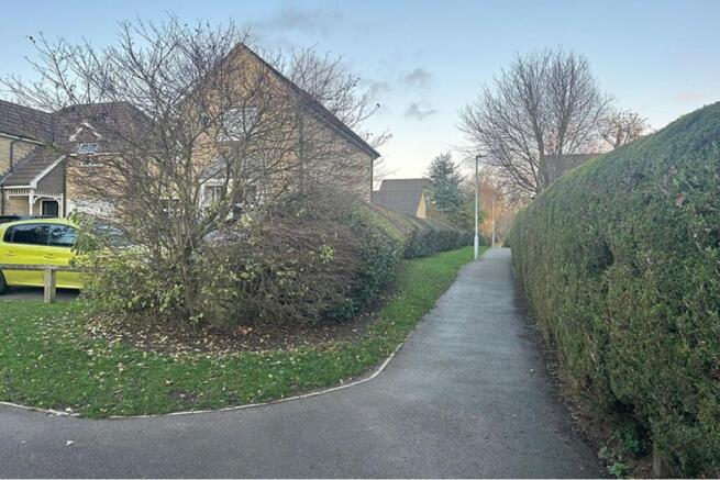 Land, in Nightingale Walk, £1,000