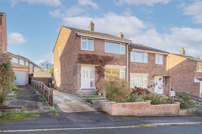 3 bed property, in Court Meadow, £360,000