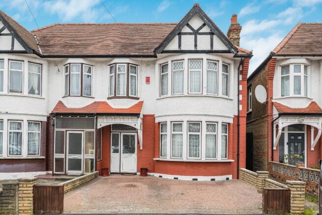 4 bed property, in Norfolk Avenue, £740,000