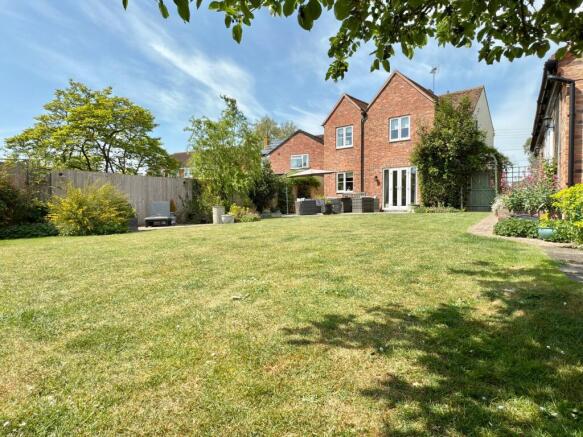 4 bed property, in Twyning Green, £700,000