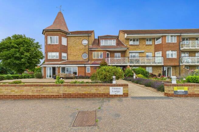 1 bed property, in The Esplanade, £118,000