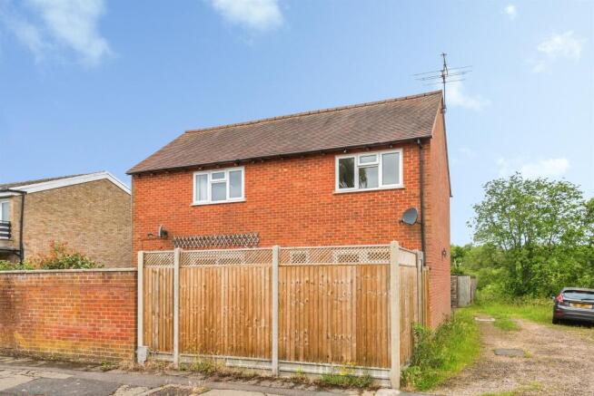 1 bed property, in Coombe Hill Crescent, £230,000