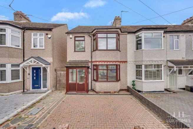 3 bed property, in Strathmore Gardens, £450,000