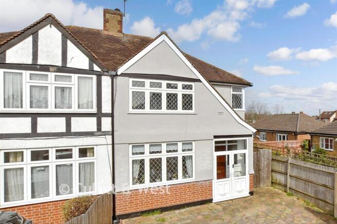 3 bed property, in Fairhaven Avenue, £500,000