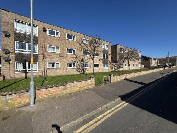 2 bed property, in Louise Close, £80,000
