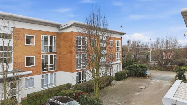 1 bed property, in Felixstowe Court, £217,500