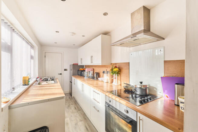 2 bed property, in Penkhull New Road, £85,000