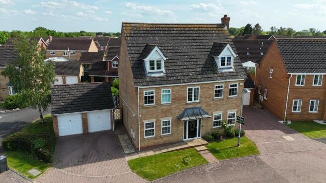 5 bed property, in Macphail Crescent, £475,000