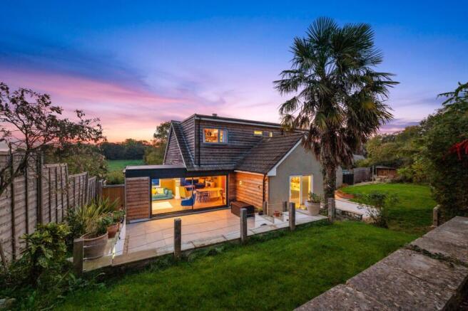 5 bed property, in Peak Lane, £650,000