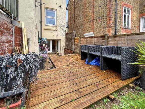 2 bed property, in Croydon CR0, £200,000