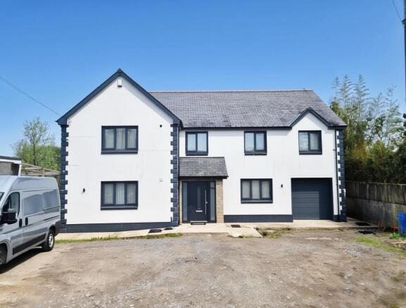 6 bed property, in Gorslas, £460,000