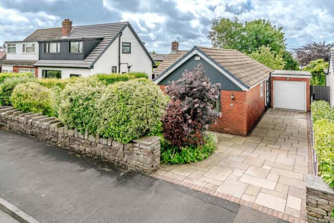 3 bed property, in Lower Hill Drive, £399,995