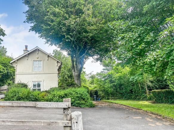 3 bed property, in Dart Bridge Road, £325,000