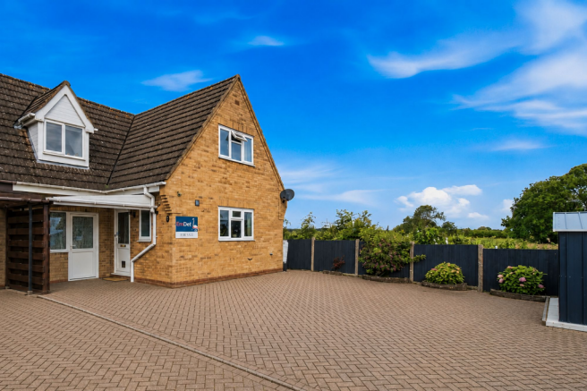3 bed property, in Damson Tree Close, £295,000