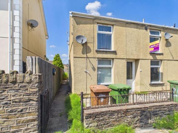 2 bed property, in High Street, £125,000