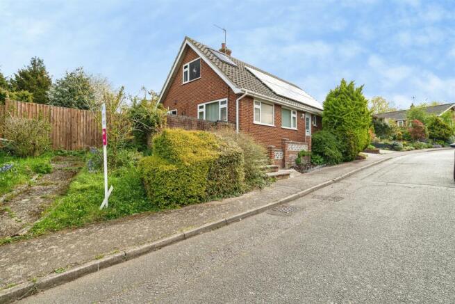 4 bed property, in Redenhall Road, £250,000