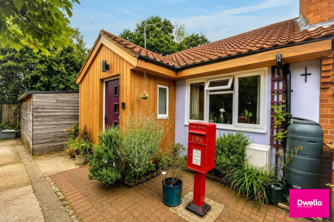 2 bed property, in Henniker Gate, £370,000