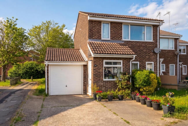3 bed property, in Ross Close, £325,000