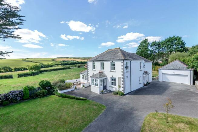 5 bed property, in Trewennen Road, £795,000