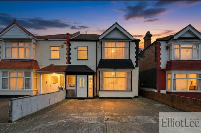 4 bed property, in Bowrons Avenue, £800,000