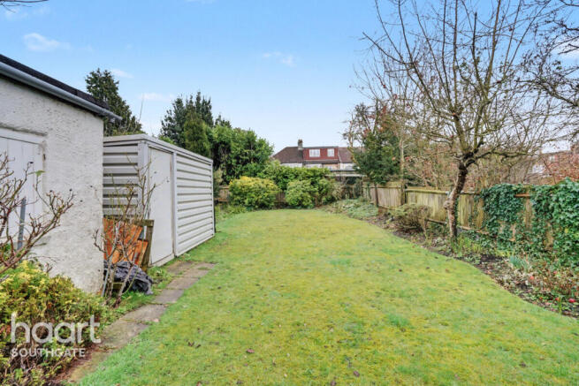 3 bed property, in Chase Way, £725,000