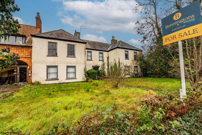 6 bed property, in Main Road, £300,000