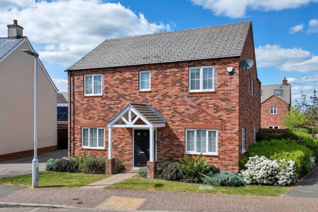 4 bed property, in Braeburn Way, £600,000