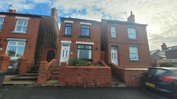 2 bed property, in NEW STREET, £90,000