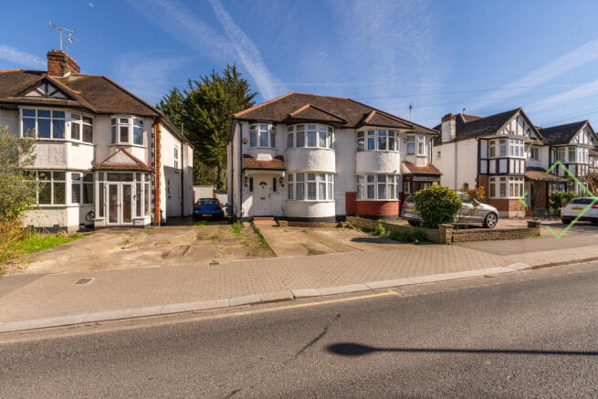 3 bed property, in Longland Drive, £800,000