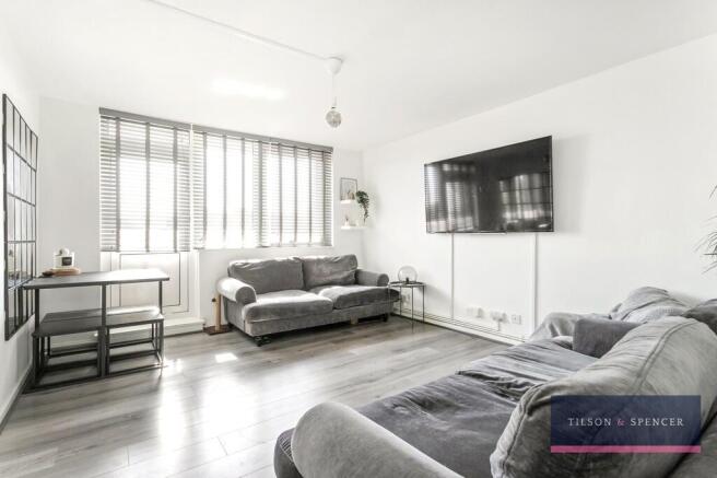 2 bed property, in Chisley Road, £250,000