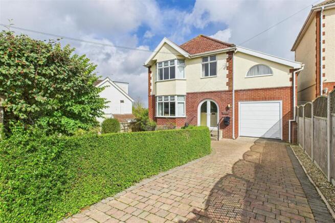 5 bed property, in Dial Hill Road, £780,000