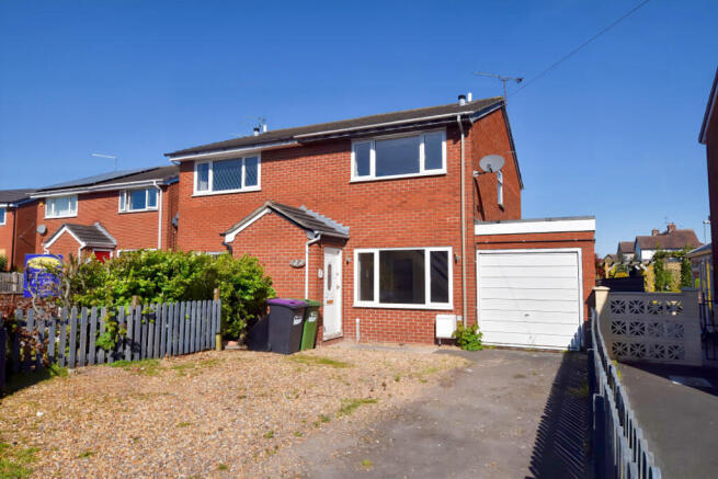 2 bed property, in Simons Road, £176,000