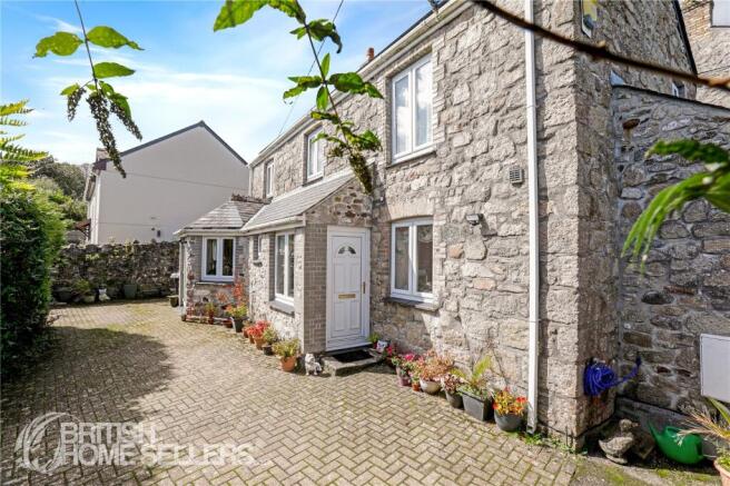 3 bed property, in Edgcumbe Road, £350,000
