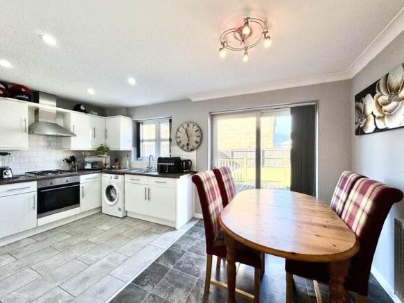 4 bed property, in Hydrangea Way, £287,950