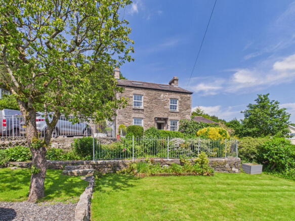 5 bed property, in Smithy Hill, £725,000
