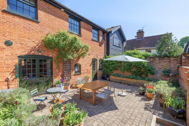 6 bed property, in Chediston Street, £675,000
