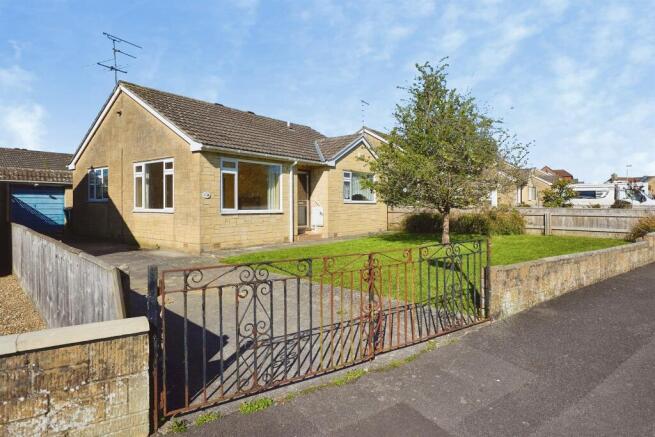 2 bed property, in Shreen Way, £225,000