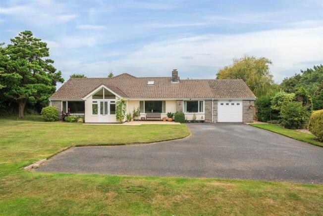 6 bed property, in Lovacott, £875,000