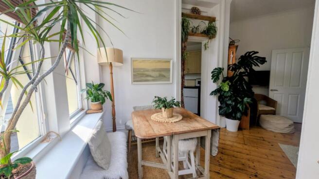 2 bed property, in Warwick Court, £275,000