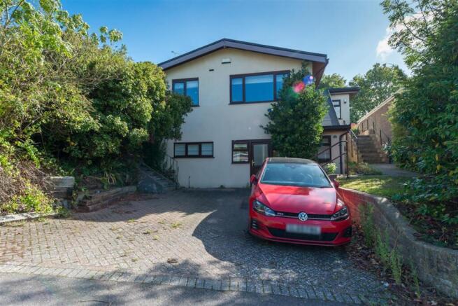 4 bed property, in The Crescent, £575,000