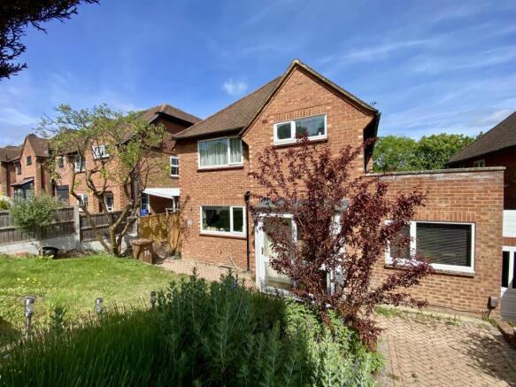 3 bed property, in High View Road, £575,000