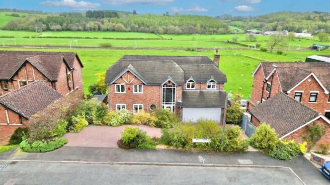 5 bed property, in Walls Wood, £775,000