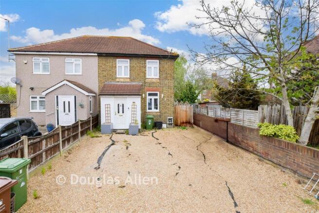 2 bed property, in Thorntons Farm Avenue, £475,000