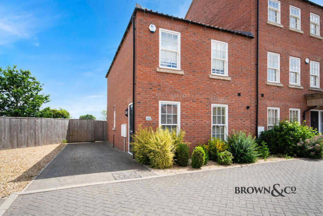 3 bed property, in Blossom Grove, £230,000