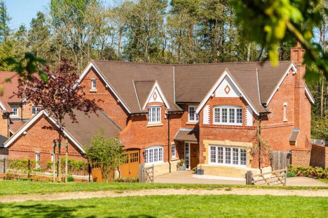 6 bed property, in Earls Farm Way, £1,500,000