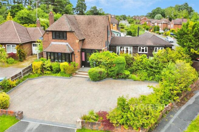 4 bed property, in Orchard Gate, £850,000