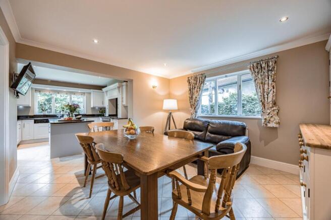 5 bed property, in Broadway Avenue, £950,000