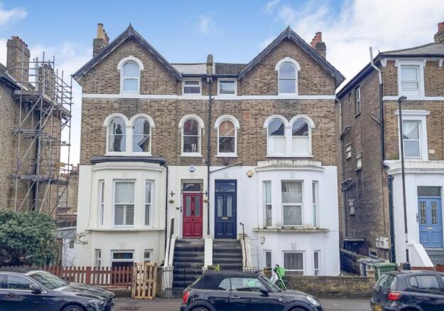 2 bed property, in Mount Pleasant Road, £75,000
