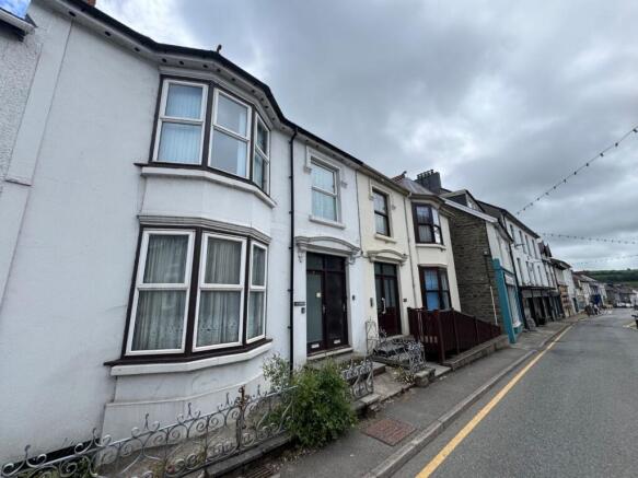 6 bed property, in High Street, £150,000
